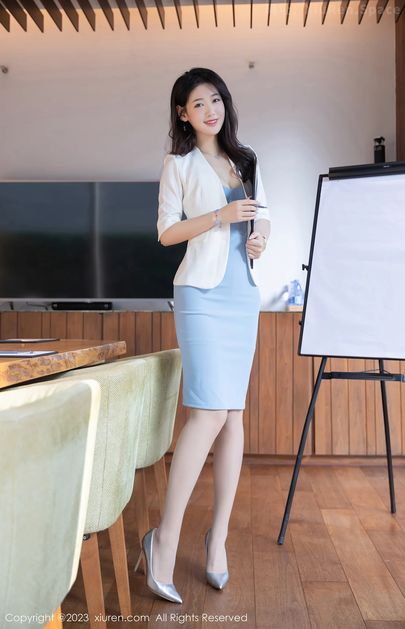 图片[2]-[XiuRen秀人网] 2023.03.06 VOL.6368 唐安琪 白色外套与灰色抹胸连衣裙加肉丝美腿性感私房写真集-秀人网官方网站